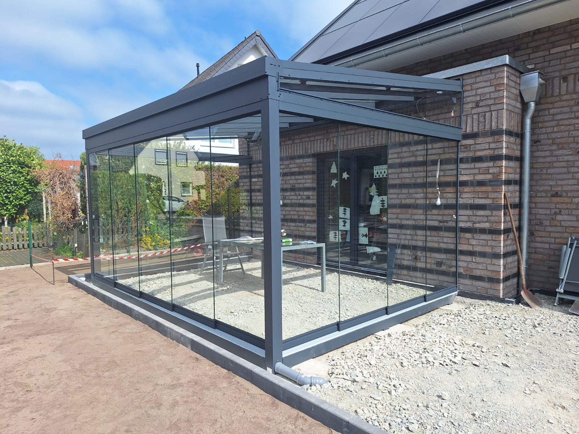 Wintergarten mit Glasschiebeelementen am Einfamilienhaus