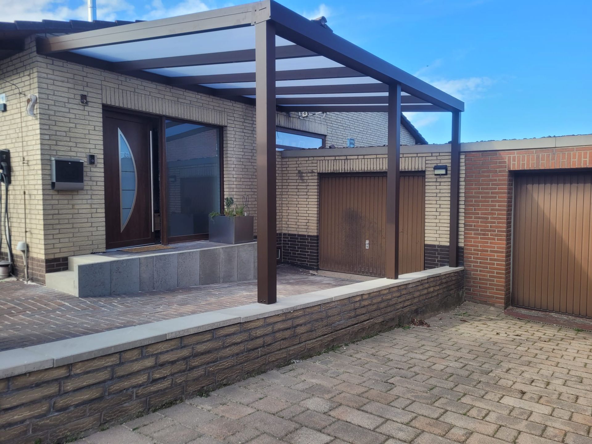 Carport mit Eingangsüberdachung am Einfamilienhaus